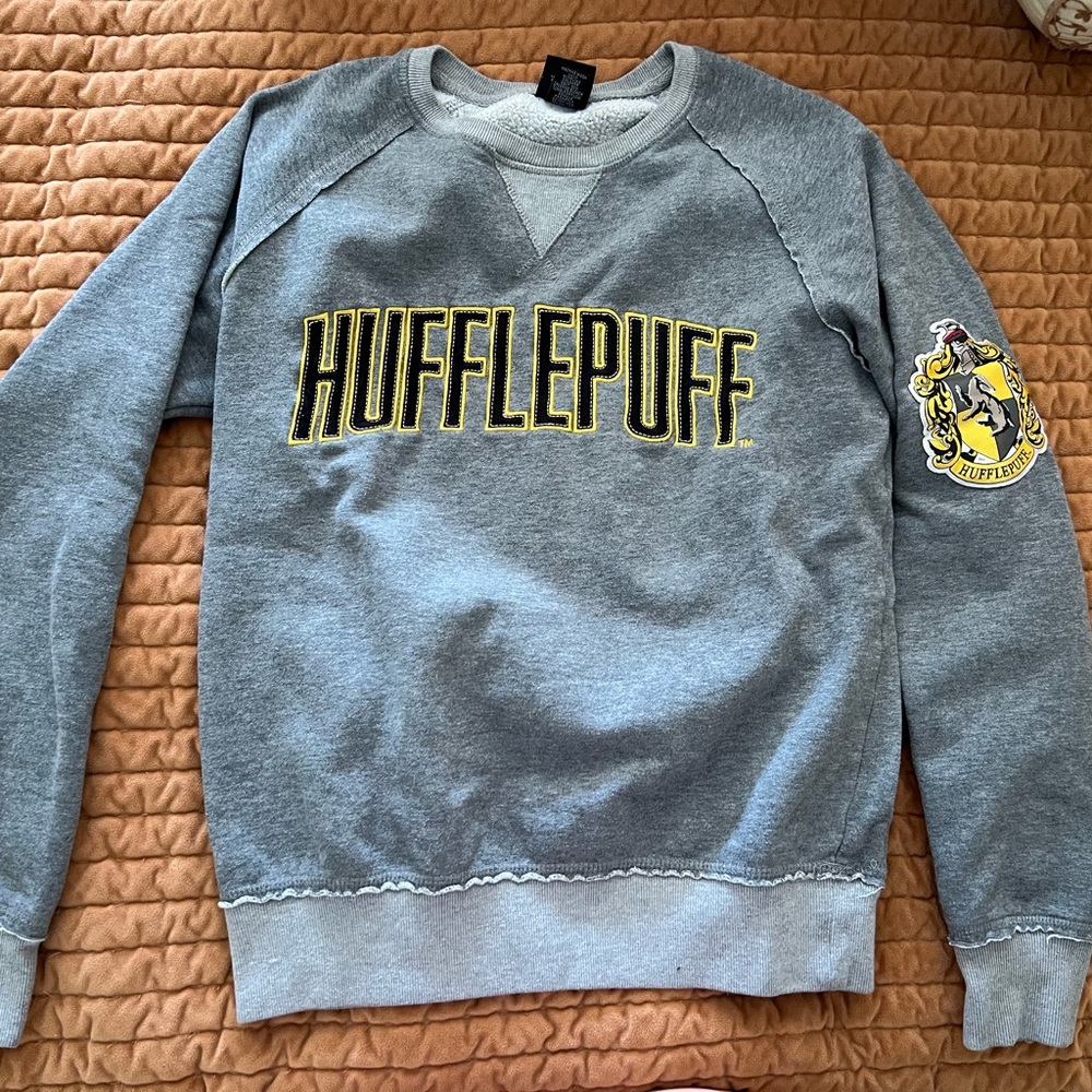 Hufflepuff crewneck pullover gray